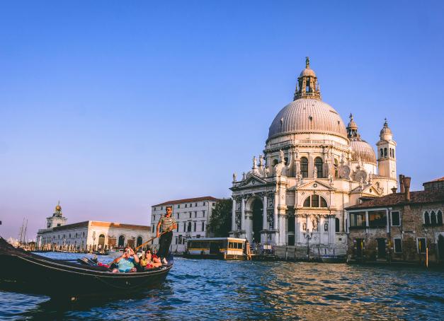 Envie d’une escapade automnale ? Voici cinq destinations incontournables pour un week-end en octobre pour satisfaire votre besoin d’évasion sous les feuilles d'or. 
