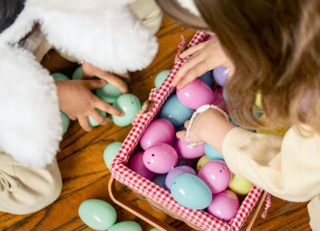 Pâques, avec son cortège de matins ensoleillés, de jardins en fleurs et de chocolat dissimulé dans les buissons, mérite d'être célébré comme il se doit. Pour les familles qui souhaitent profiter du week-end pascal quelques grands hôtels ont relevé le défi. Chasses aux œufs, scénographies florales, brunchs printaniers : ces 5 adresses ont compris que l'enchantement ne s'improvise pas. 

