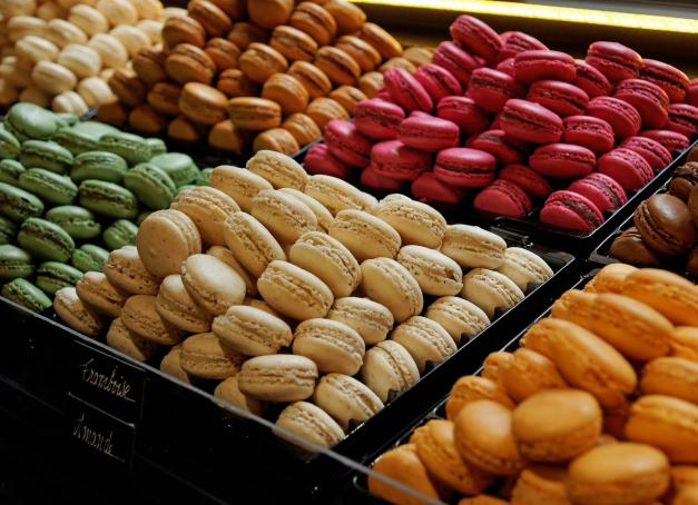 Douceur ronde à base d’amande et garnie de ganache, de confit ou de crème, le macaron est un emblème de la pâtisserie française. S’il existe sous toutes les formes, le plus connu reste la version pâtissière popularisée par Ladurée. Yonder vous dévoile où manger de très bons macarons à Paris. 