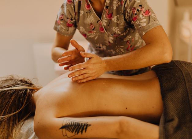 À Paris, les adresses où s’offrir un massage ne manquent pas. Mais lorsqu’une heure de soin coûte 150, 200 euros, parfois davantage, lesquels valent vraiment leur prix ? Quatre massages à Paris testés et approuvés par la rédaction.