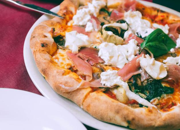 La pizza parisienne prend du galon : elle fermente, se raconte, se borde de trottoirs aériens et s’habille de tomates San Marzano, de mozzarella fondante et d’huile d’olive bien née. Des trattorias nouvelle vague aux comptoirs napolitains les plus courus, la capitale cultive désormais l’art de la pizza avec un sérieux presque italien. Voici notre sélection des meilleures pizzas de Paris, des adresses où la gourmandise prend l’accent du Sud.
