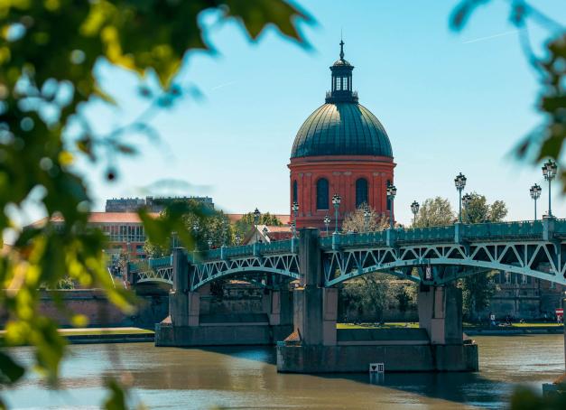 Quais de la Garonne, monuments incontournables, Cité de l’Espace et bonnes tables… Que voir et que faire lors d’un week-end de 2 ou 3 jours à Toulouse ? Nos idées pour ne rien rater de la Ville Rose.