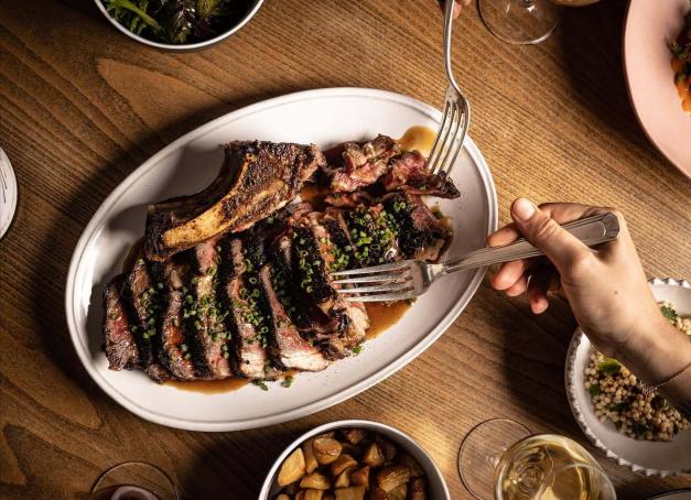 Comptoir nippon, bistrosteria romaine, gargote tibétaine, bistrot à vins et table de copains : l’arrondissement aligne des adresses de destination plus que de quartier. Ici, on traverse les frontières, le passeport rangé au fond de la poche.