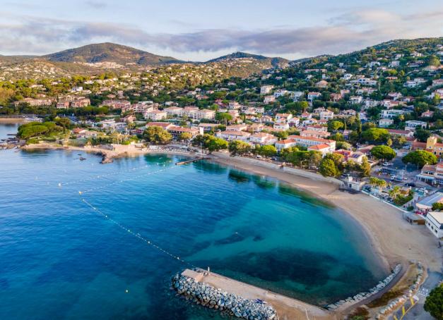 De la Bretagne à la Normandie, en passant par la montagne et la côte méditerranéenne, Yonder est allé à la découverte des plus belles destinations familiales pour se ressourcer et passer du bon temps. Voici 7 idées pour des vacances en famille en France.

