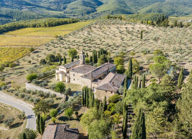 En route dans notre Fiat 500 le long de la route des vins de Toscane, entre les provinces de Florence, Sienne et Arezzo, là où s’élèvent les collines du Chianti. Pour guider notre route, nous avons sélectionné des bonnes adresses gourmandes et domaines viticoles qui n'hésitent pas à dévoiler des chais d'architectes. Road trip dans les vignes. 
