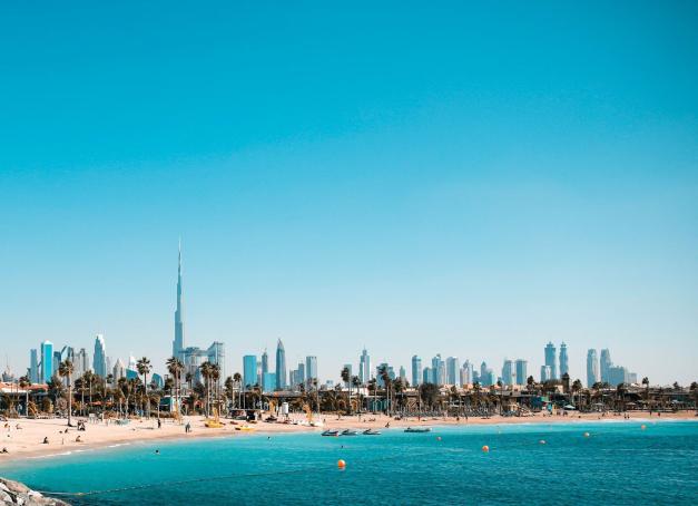 Les premiers temps d’un mariage sont aussi les premières aventures à partager ensemble. Des plages dorées de Dubaï aux paysages sauvages de la Norvège, ces cinq destinations où partir en lune de miel offrent une expérience unique, un voyage intime où love story et dépaysement se conjuguent.