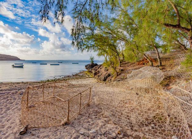 Les bonnes adresses de Rodrigues se partagent entre initiés. Si la Réunion et l’Île Maurice sont les stars de l’océan Indien, visiter Rodrigues, c’est découvrir une pépite confidentielle de moins de 50 000 habitants, cernée par un immense lagon cristallin. Située à environ 560 km de Maurice, elle cultive douceur de vivre et une ambiance délicieusement hors du temps. YONDER a eu la chance de partir récolter les bons plans et les bonnes adresses de Rodrigues, destination hors des sentiers battus.