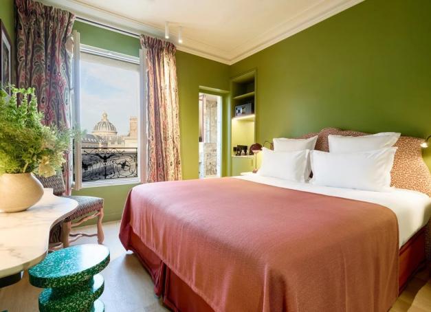 Plus intimistes que les grands hôtels de luxe, les boutique-hôtels 4 étoiles de Paris attirent une clientèle en quête d’une expérience plus personnelle et moins standardisée. De Saint-Germain-des-Prés aux Champs-Élysées, en passant par le Trocadéro et la tour Eiffel, voici cinq adresses parisiennes à taille humaine qui se distinguent par leur décoration, leur emplacement et ce petit supplément d’âme qui fait toute la différence.