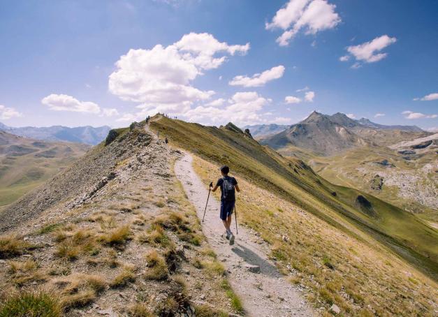 Partir en vacances à la montagne l’été devient de plus en plus tendance. Entre randonnées pédestres, découverte des fermes d’alpages, sensations fortes en VTT, parapente ou tyrolienne, il y en a pour tous. YONDER a donc testé et choisi 4 hôtels, clubs et resorts idéaux pour profiter au mieux de la montagne l’été. 