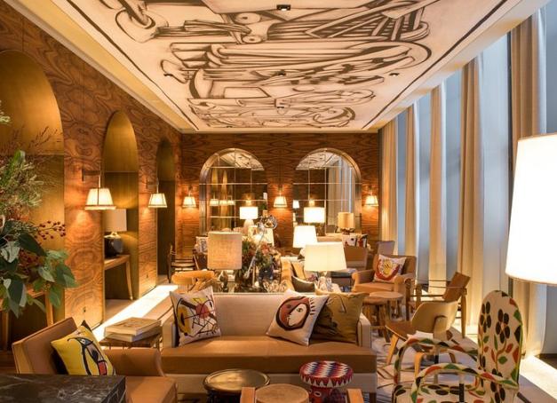 Trouver un bel hôtel à Paris n’est pas tâche ardue. Dénicher une adresse avec du caractère où parents et enfants ne sont pas condamnés à dormir les uns sur les autres l’est nettement moins. Chambres communicantes, suites familiales, piscine, vue sur la tour Eiffel et emplacement permettant de parcourir Paris à pied : voici cinq boutique-hôtels pour séjourner à Paris en famille en toute sérénité.