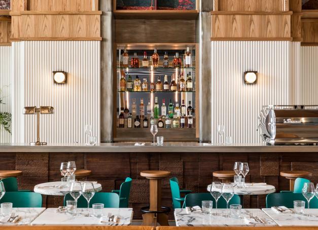 S'offrir une vraie bonne table à Paris le dimanche relève trop souvent du chemin de croix. Entre brasseries paresseuses et buffets de brunch surcotés où l'avocado toast est devenu un objet de culte dominical, le septième jour vire vite au désastre culinaire. Heureusement, trouver un restaurant ouvert le dimanche à Paris qui mérite le détour n'est pas mission impossible. Quelques adresses refusent de baisser le rideau et nous évitent le spleen du dimanche soir.
