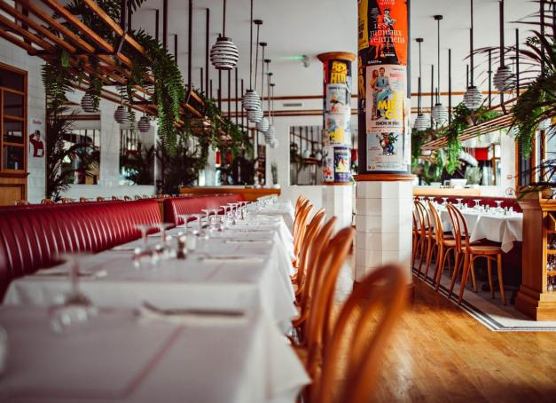 Pour une pause sur le pouce le midi, un dîner improvisé ou seulement l’envie de ne pas se ruiner, voici quelques adresses de restaurants pas chers à Paris qui ne laisseront pas votre portefeuille exsangue. Un top pour ceux qui ont des oursins dans les poches.

