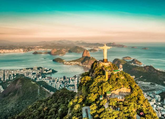 Porte d'entrée du pays, Rio de Janeiro est la ville la plus connue du Brésil. La rédaction de Yonder s’est rendue sur place pendant la semaine du Carnaval et s’est frayée un chemin entre les blocos et les bandas. ​​​​​Un océan d’énergie, de frénésie et de couleurs qui défie les lois de la fiesta. 

