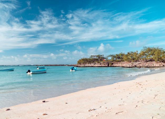 Isolé sur l'île de Rodrigues, le groupe hôtelier Constance reprend l'un des seuls hôtels de luxe de ce territoire appartenant à Maurice, et nous invite à nous immerger dans les eaux bleues de l’océan Indien. Visite en images. 

