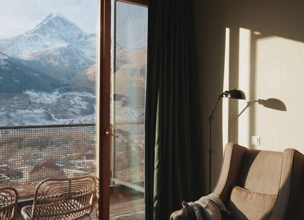 Depuis cet ancien sanatorium de l’ère soviétique entièrement rénové en Géorgie, on passe des heures à contempler la vue grandiose sur des montagnes à plus de 5000 mètres.