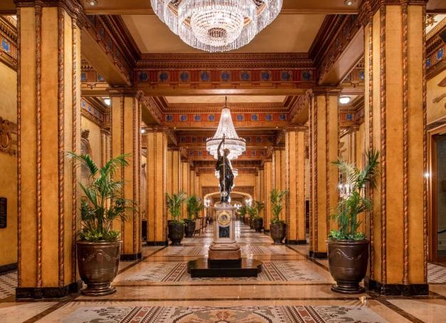 Non loin du quartier français, The Roosevelt est un témoin privilégié de l’histoire de la ville. Chaque recoin de cet hôtel à la Nouvelle-Orléans évoque le passé, bercé par l’écho des grandes heures du jazz. Zoom sur cette adresse mythique qui conjugue luxe et élégance depuis plus d’un siècle. 