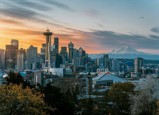 Si on vous dit Grey’s Anatomy, Kurt Cobain et Starbucks, vous répondez ? Seattle bien sûr ! Ville créative, ouverte sur la nature et la mer, la métropole de la côte ouest est un coup de cœur de voyageur. Musées, escapades vertes, restaurants iodés… Nos suggestions — classiques et inattendues — pour deux ou trois jours sur place.