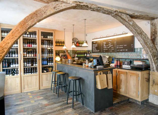 Entre grands classiques, nouvelles ouvertures et convertis au « nature », voici notre sélection des meilleurs bars à vins naturels et caves à manger où étancher sa soif de naturisme.