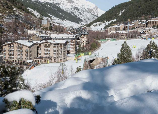 Pour découvrir de nouveaux horizons on file cet hiver skier en Andorre. La principauté possède le plus grand domaine skiable des Pyrénées et 72 sommets culminent à plus de 2000 m ! Ainsi à Soldeu on skie sur le domaine de Grandvalira, qui offre 300 kilomètres de pistes de 1710 à 2640 m d’altitude.