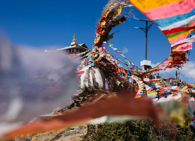 Derrière les monts de l’Himalaya s’étire une route sinueuse qui gagne les hauts plateaux tibétains. C’est la route du thé, jalonnée de villages, d’un monastère accroché à flanc de falaise à 3500 mètres d’altitude, et de forêts peuplées par des singes. Yonder a suivi un itinéraire d’une semaine à dix jours entre Yunnan et Tibet, où l’art de vivre oscille entre culture chinoise et âme tibétaine. Un périple réalisé au printemps, à la saison délicate des cerisiers en fleurs.
