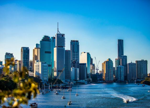 Moins chère que Sydney, plus ensoleillée que Melbourne avec 300 jours de ciel bleu par an, Brisbane séduit par son art de vivre décontracté et tropical. Respirable, sportive, fluide, elle est facile à arpenter en 2-3 jours, sur la route d’un itinéraire dans le Queensland. Que voir, que faire à Brisbane ? Tous nos essentiels et immanquables. 