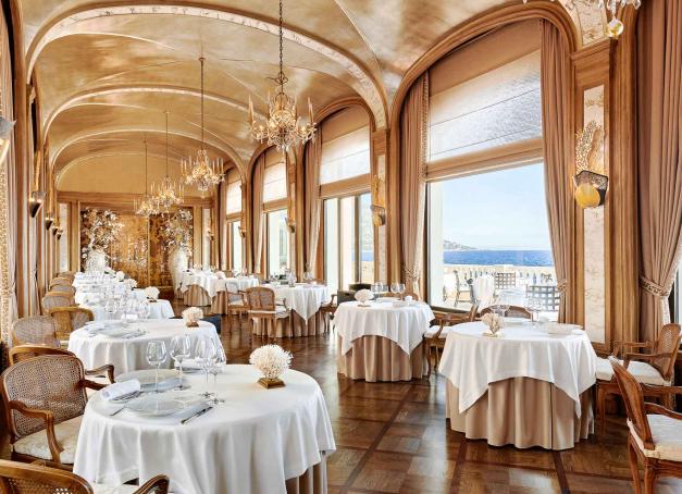 Ouvert en 1880 à deux pas de Nice, La Réserve de Beaulieu est encore aujourd'hui l'une des icônes hôtelières de la Côte d'Azur. Un grand hôtel aux manières de palace à redécouvrir cet été.  