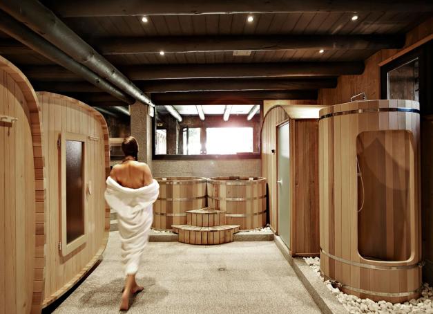 Quels sont les plus beaux spas de Megève ? Si la station huppée compte parmi les hôtels les plus prestigieux des Alpes, elle n'est pas en reste côté bien-être. Tour d'horizon des meilleurs spas de Megève testés et approuvés par la rédaction. 