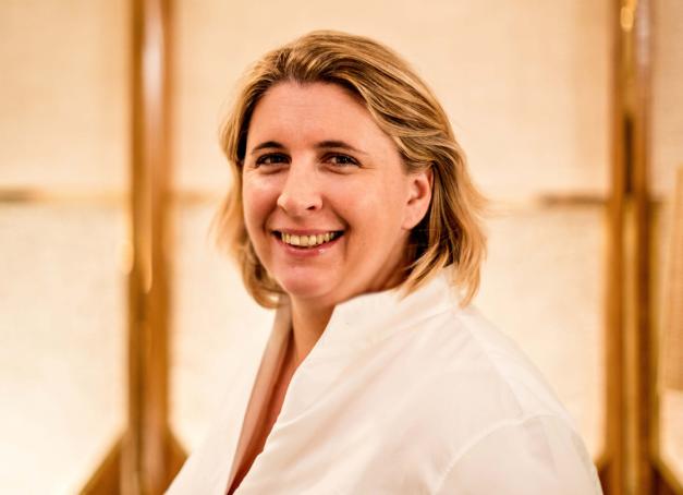 Alors qu'est diffusée aujourd'hui la nouvelle saison de Top Chef, dont elle fût l'une des premières gagnantes, Stéphanie Le Quellec, rare cheffe deux étoiles en France, évoque pour Yonder son actualité, le chemin parcouru et ses nouvelles aspirations. Rencontre. 