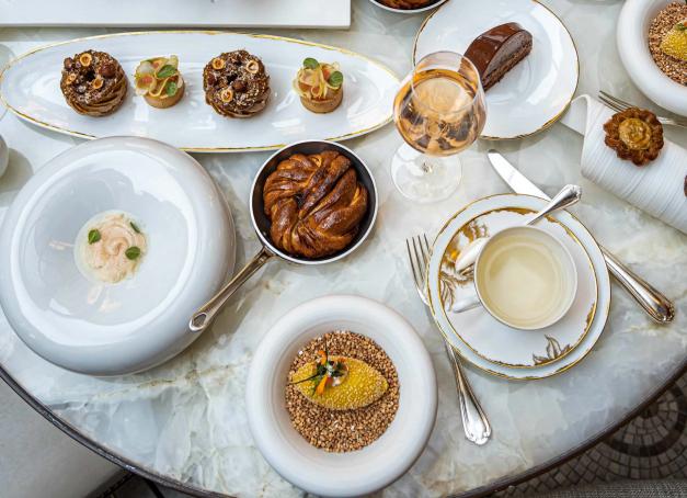 L’équipe du Four Seasons Hotel George V Paris nous accompagne à travers un voyage sucré qui dépoussière la vision traditionnelle du tea time et valorise le savoir-faire de toute une équipe.