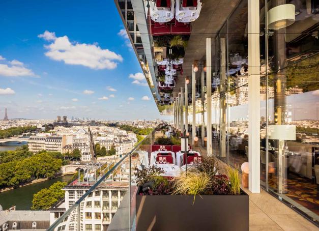 Elle est l’une des pièces maîtresses des cartes postales et des posts Instagram de Paris que le monde entier nous envie. YONDER a sélectionné cinq restaurants d’hôtel où s’offrir un déjeuner avec vue imprenable sur la Tour Eiffel. 