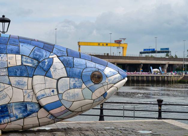 A priori, Belfast n’a pas l’image glamour des destinations instagramables. Pourtant la capitale de l’Irlande du Nord séduit les visiteurs. Témoins de son énergie créatrice, la mise en lumière de son histoire, l’effervescence de la scène culturelle et les spots branchés que nous avons sélectionnés. 