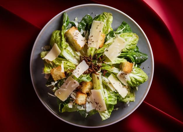 Plat iconique des brasseries comme des palaces, la salade César ne supporte pas la médiocrité. Entre poulet fermier, parmesan affiné et sauce onctueuse, débusquer l’équilibre parfait relèverait-il de la mission impossible ? Pas pour notre journaliste, qui a déniché cinq adresses parisiennes où ce grand classique se réinvente avec panache.
