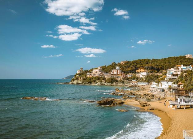 Suivez notre road trip d'une semaine en Toscane hors des sentiers battus, à la découverte de villages pittoresques, de paysages sauvages et de trésors historiques souvent oubliés. Exit Florence et Sienne, direction le bord de mer et la montagne, où chaque étape révèle un visage inédit de cette région emblématique de l'Italie.