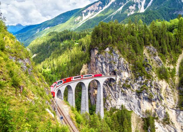 Notre belle voisine helvétique regorge de merveilles qu’il faut prendre le temps de découvrir. Grâce à TGV Lyria, qui relie directement Paris à Genève, Lausanne, Bâle ou Zurich en 3 heures à peine, la Suisse s’offre facilement pour une semaine d’évasion. Laissez-vous guider et conduire entre partie romande et alémanique pour un itinéraire dépaysant, plein d’entrain… et de trains !