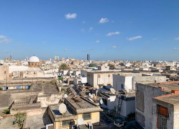 La capitale de la Tunisie est dans l’ombre des cités balnéaires de la côte, et pourtant. Bouillonnante de vie, riche de quartiers aux ambiances différentes, jeune, anarchique, elle réserve bien des souvenirs pour qui prend le temps de s’y arrêter.