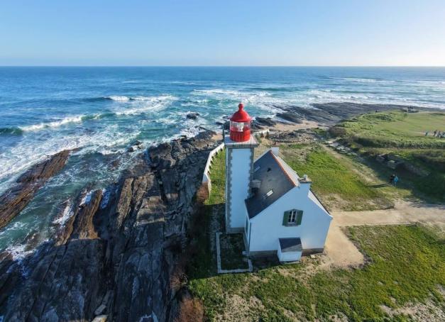 Dormir dans la maison du gardien d'un phare breton, sous un dôme à 1 800 mètres d'altitude ou dans une grotte creusée face à la mer en Corse : ces 10 hébergements insolites en France font de la nuit elle-même le but du voyage. Des cabanes perchées aux suites flottantes, notre sélection mise à jour en octobre 2026 réunit des adresses choisies pour leur histoire autant que pour leur confort.