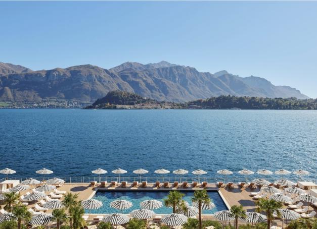 Sur le lac de Côme, face aux montagnes et aux villas aristocratiques qui font la légende du lieu, un 5 étoiles est né. Installé à Cadenabbia dans l’ancien Hotel Britannia Excelsior, cet hôtel de 148 chambres marque l’arrivée de la marque EDITION sur l’un des lacs les plus mythiques d’Europe. Pourquoi on le reluque ? Mauro Colagreco, chef triplement étoilé, signe la gastronomie. 