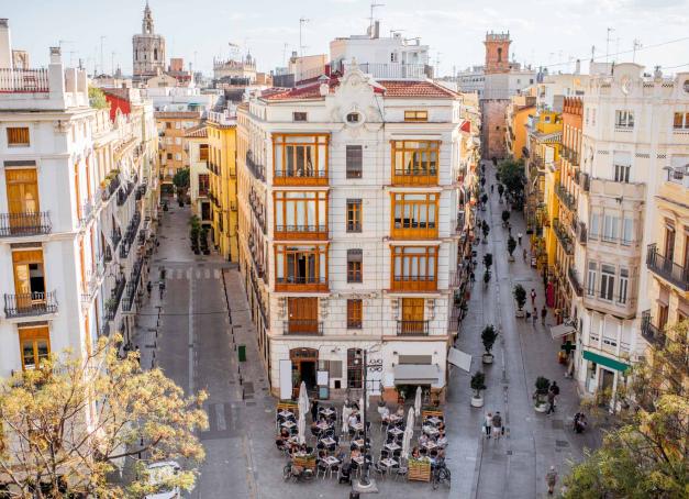 Loin de l’agitation des grandes capitales européennes, la troisième ville d’Espagne séduit par son rythme doux, ses 300 jours de soleil par an, et son mélange de tradition et de modernité. Suivez le guide pour découvrir toutes les bonnes adresses de Valencia.