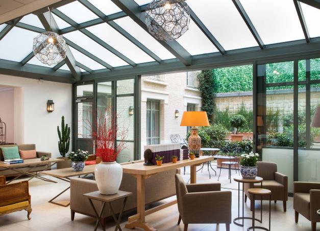 En plein cœur de Paris, le quartier de Montparnasse continue de se réinventer. Historique et artistique, il est, grâce à sa gare, un véritable sésame pour s’évader vers l’Atlantique. Refuge pour les amateurs d’art, Montparnasse est aussi un point de départ idéal pour explorer la Rive Gauche. Découvrez notre sélection actualisée des hôtels 4 et 5 étoiles qui définissent le luxe et le confort dans le quartier.

