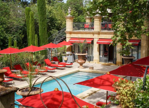 De l'hôtel mythique avec grande table au boutique-hôtel urbain, de la chambre d'hôtes design au château classique remis au goût du jour, voici notre sélection des meilleurs hôtels d'Aix-en-Provence et de son arrière-pays.