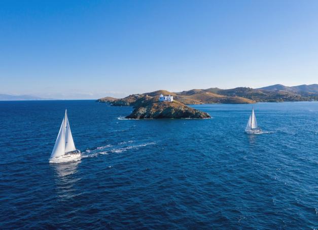 A mi-chemin entre la Grèce et la Turquie, les Cyclades sont une destination de rêve pour une croisière. Ses îles et îlots tous différents, baignés d’eaux turquoise, sont la promesse d’allier farniente et plongée dans l’histoire, de villages en monastères, sous le ciel d’azur de la mer Égée. 
