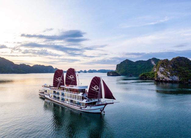 Destination emblématique du Vietnam, cette baie de 1500 km2 et quelques 2000
îles calcaires recouvertes d’une végétation luxuriante est une merveille classée
au patrimoine mondial de l’UNESCO. Pour prendre le temps de profiter
pleinement des beautés de ce site exceptionnel, explorer les grottes
millénaires et d'arpenter des plages et des criques de la baie, une croisière
s’impose ! Notre sélection de 5 croisières en baie d’Halong, de la plus luxueuse
à la plus intime.