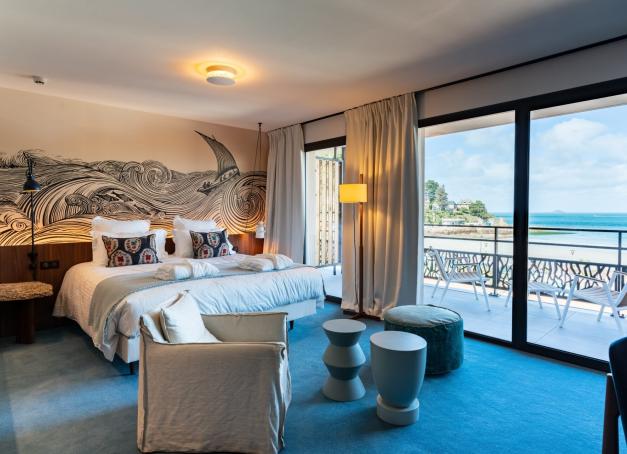 Face à la plage de Trestraou, le Roz Marine Hôtel Thalasso & Spa invite à une immersion iodée entre design contemporain, inspiration bretonne et soins marins. Cette adresse des Côtes d’Armor s’impose comme un nouveau refuge bien-être sur la Côte de Granit Rose.
