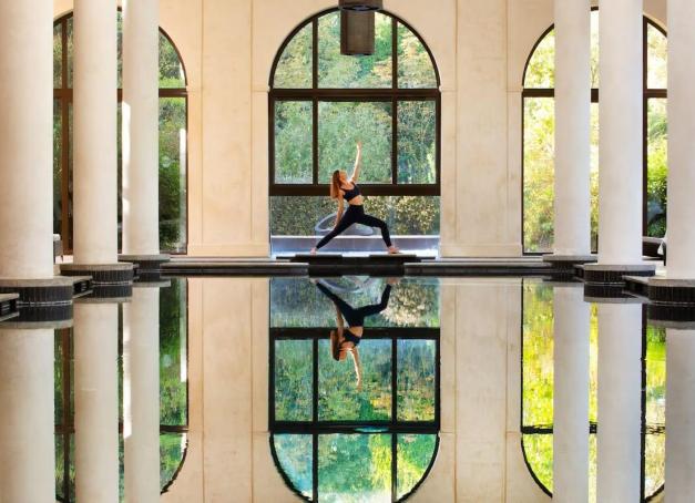 Et si on prenait une grande inspiration ? Longtemps réservé aux retraites spirituelles ou aux studios urbains, le yoga s’invite désormais à l’hôtel comme un nouveau marqueur de luxe « slow ». Voici 5 hôtels yoga en France pour une retraite bien-être d'exception. Namasté.