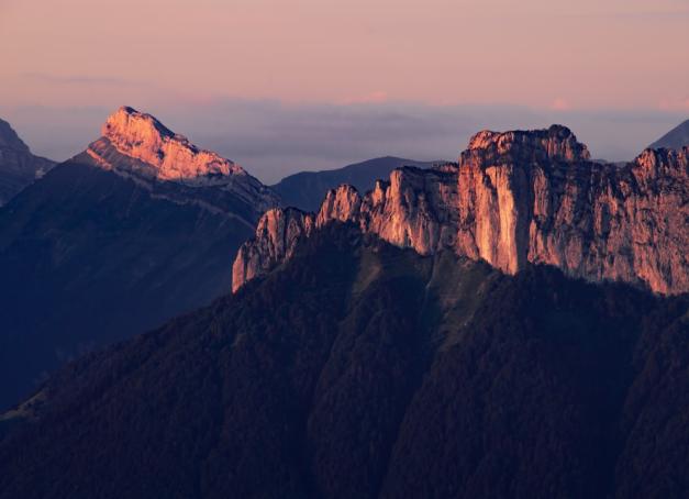 Ancien refuge des années 1960, l’adresse perchée à 1 850 m au-dessus de Megève et Saint-Gervais s’ouvre à l’été avec 20 clés, accès en télécabine, vues du Mont-Blanc aux Aravis, spa Susanne Kaufmann et terrasse tournée vers une carte de saison.