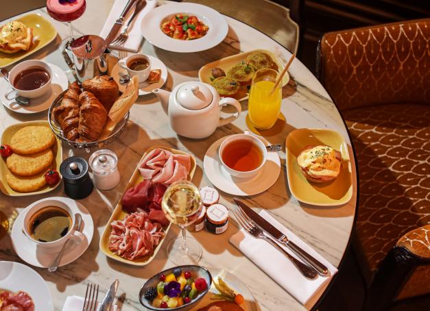 Envie de renouveler vos bonnes adresses en matière de brunch ? On a compilé pour vous les dix lieux de la capitale à ne pas louper, pour faire honneur à cet art de vivre britannique qui mêle sucré, salé et créativité. Ils seront classiques, luxueux, bio ou décalés.