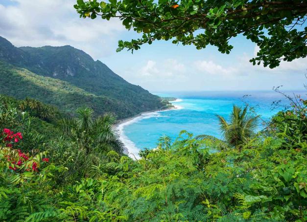 La République Dominicaine est devenue célèbre pour ses plages sublimes, longues, bordées de cocotiers indolents, colliers de sable éblouissants de la mer des Caraïbes au sud, comme de l’Océan Atlantique sur la côte nord. Mais pourquoi visiter la République Dominicaine précisément ? 5 raisons