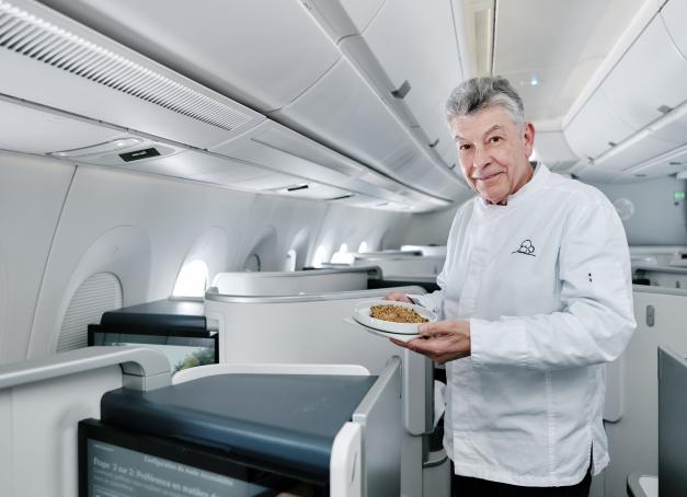La rédaction de Yonder.fr a pris place en classe Business pour découvrir la nouvelle collaboration haut de gamme nouée par Air France avec plusieurs grands chefs français étoilés au Guide Michelin. À bord d’un vol Paris-Bogota, nous avons dégusté un repas imaginé par Régis Marcon, venu le présenter en personne. Récit d’une expérience aérienne hors du commun.