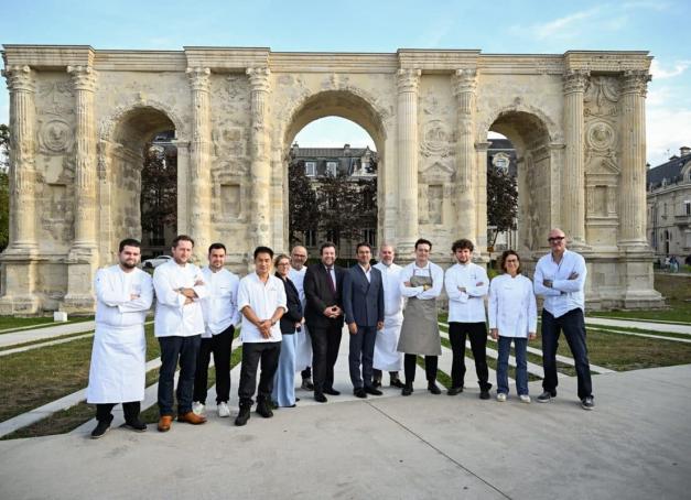 Du 18 au 20 septembre, Reims a vécu au rythme des bulles, des chefs et des savoir-faire champenois. Pour sa troisième édition, Les Relais du Goût ont transformé la ville en un immense terrain de jeu gastronomique, entre grandes tables, dégustations, masterclasses, rencontres et expériences parfois inattendues.