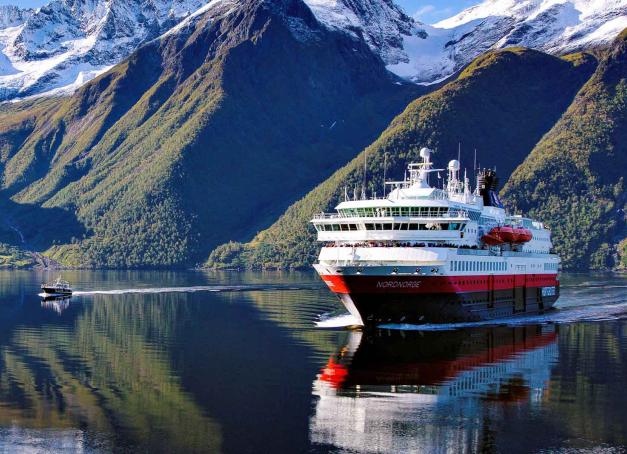 La compagnie norvégienne Hurtigruten, qui fêtera en 2023 ses 130 années de service à desservir les villes et villages de la côte norvégienne, s’engage dans le projet Sea Zero. Un navire sans aucunes émissions dans l’air et dans l’eau est prévu pour 2030.